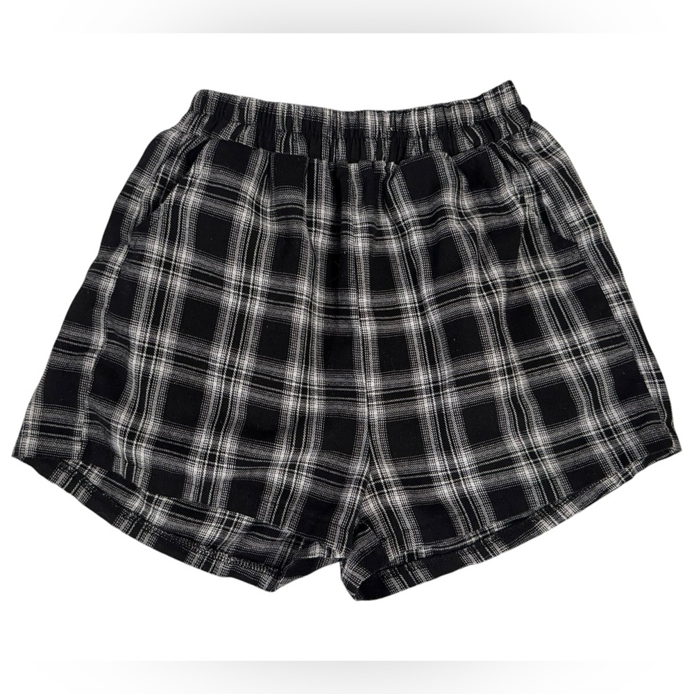 Women’s ROMWE black & white plaid pajama shorts with pockets size S